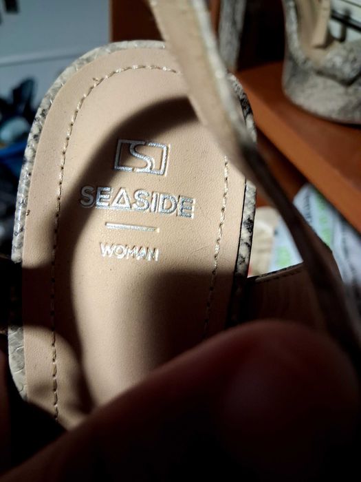 Vestido Oh Polly,com sandália Seaside.