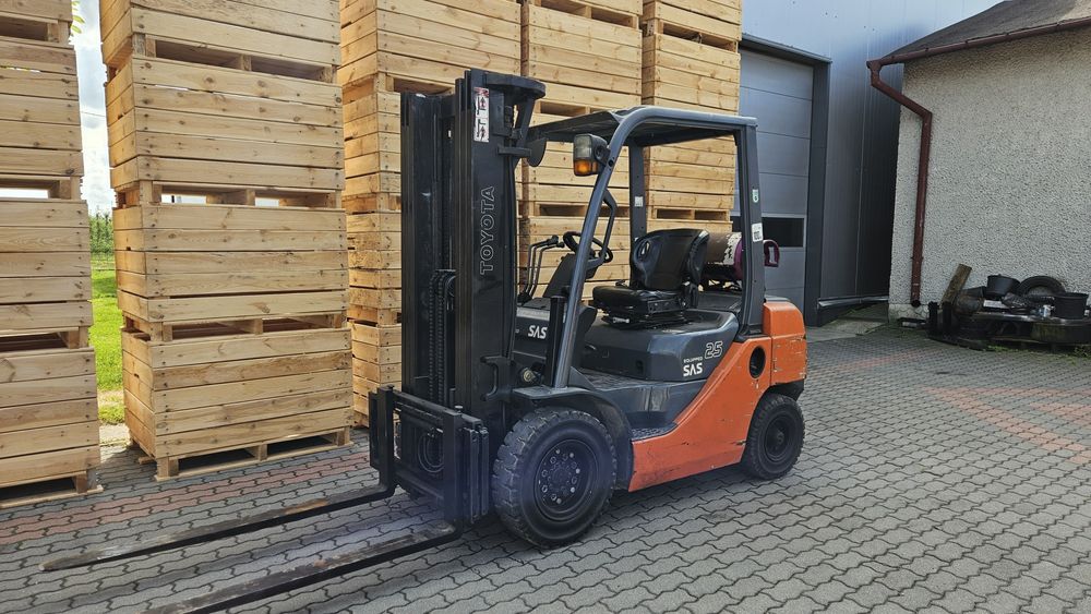 Wózek Widłowy Toyota FG825 Gaz triplex 8500mtg terenowy Wolny skok