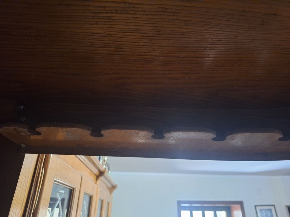 Bar de sala com portas de vidro + bancos