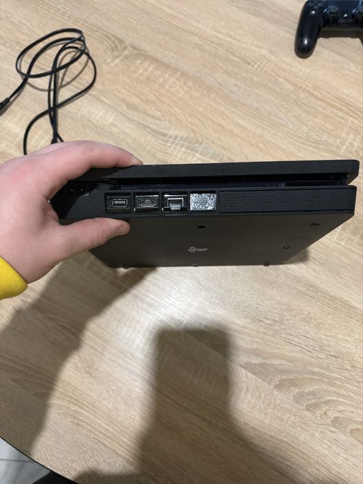 Продам playstation 4 slim пристуній торг