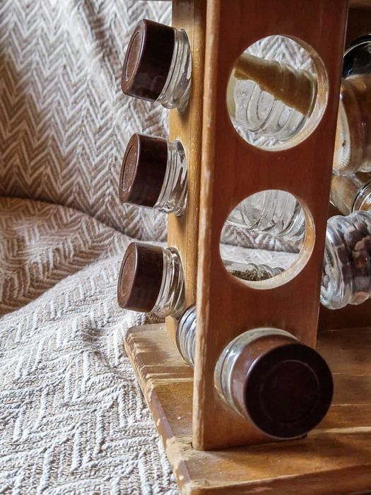 Stojak na przyprawy drewniany - szklane słoiczki