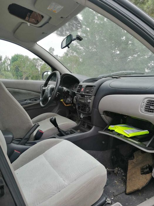 Carro Nissan Almera 1.5 de 2001 para peças