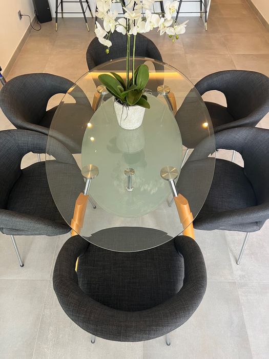 Mesa de jantar oval em vidro