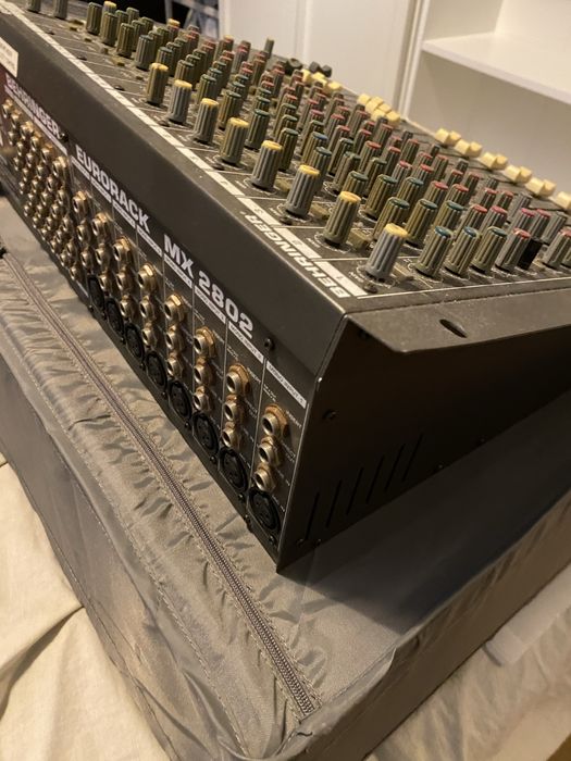 Mesa de Mistura Behringer Eurorack MX 2802