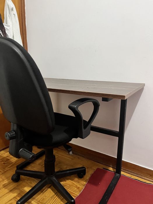 Secretaria com a cadeira, está a venda