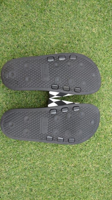 Chinelos para criança de 10 a 11 anos.