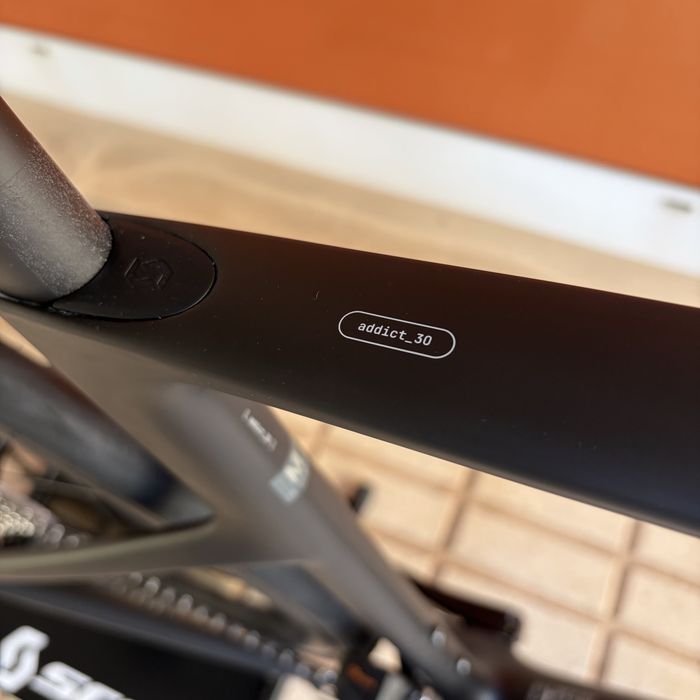 Scott Addict 30 - Carbon Black - Shimano 105 Di2