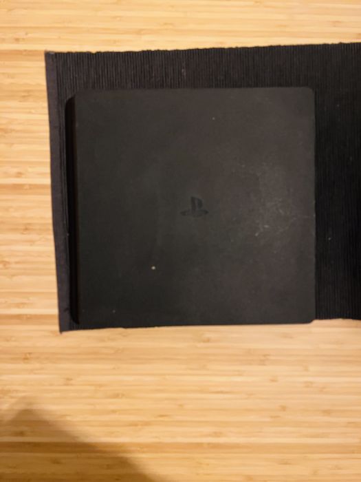 Playstation 4 con cabo de alimentação