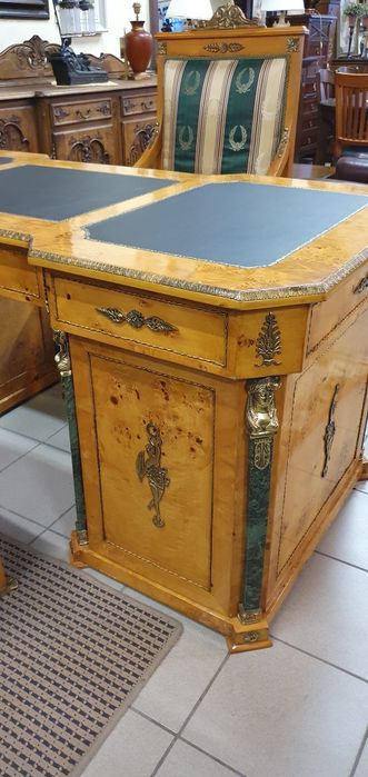 Dwustronne biurko gabinetowe zdobione marmurem i mosiądzem