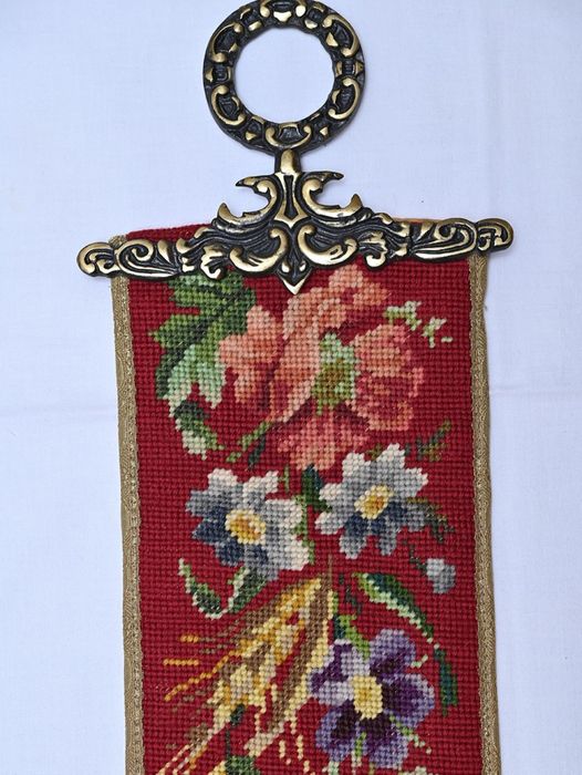 Piękny gobelin z mosiężnym wykończeniem