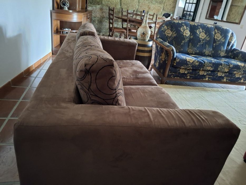 Sofa de dois lugares . Castanho revestido por um  tecido aveludado.