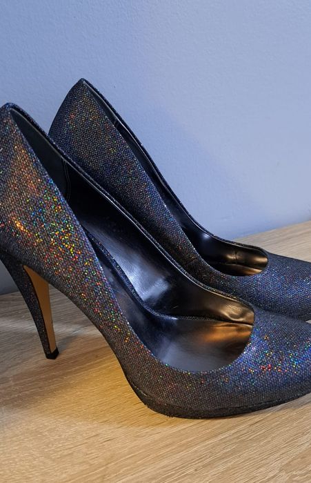 Szpilki firmy DUNE na platformie