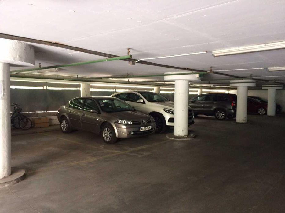 Паркомісце 16 м², напівпідземний паркінг, Вітряні Гори 2Б