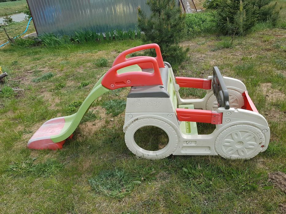 Plastikowy domek ogrodowy i zjeżdżalnia