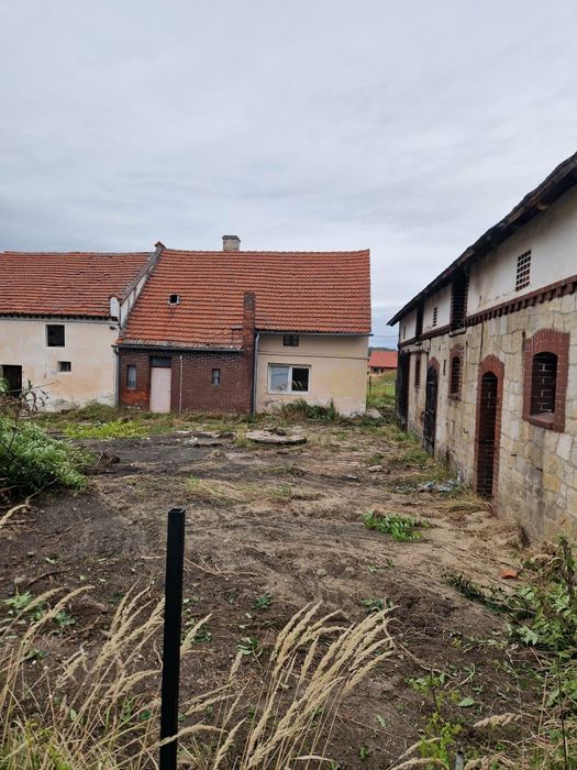 Dom z dużymi budynkami gospodarczymi – w Dębnikach pod Strzelinem blisko jeziora Biały Kościół