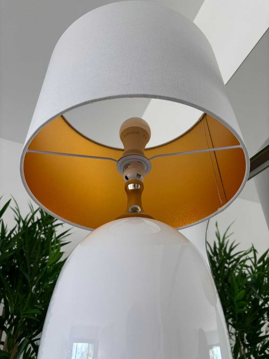 Candeeiro branco com pé dourado