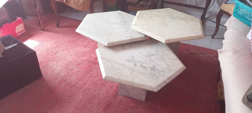 Três mesas de mármore.
