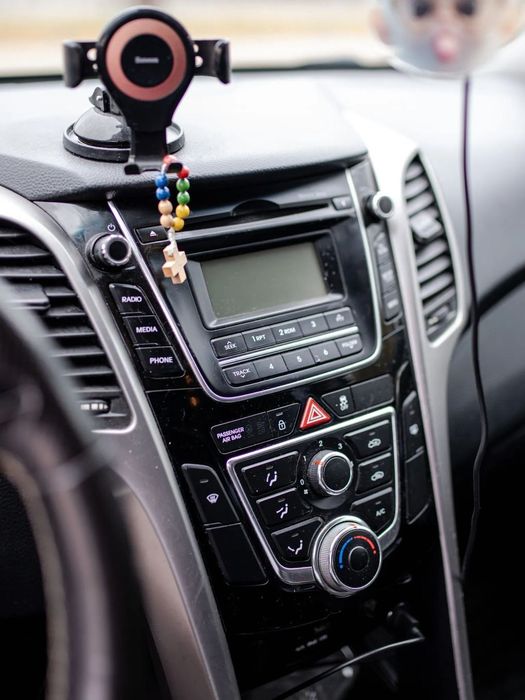 Hyundai I30 Oferuję Państwu fajny i oszczędny samochód o sportowej sylwetce.