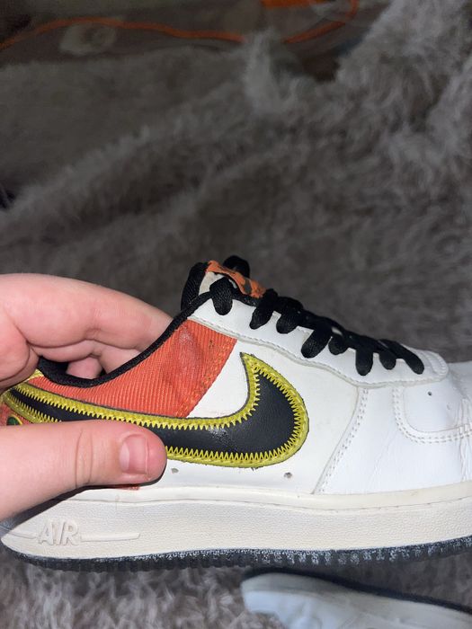 Nike Air Force 1 '07 LV8 на них е пляма на фото також заломи