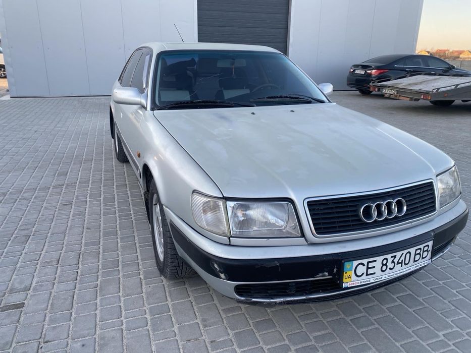 Ауді 100.