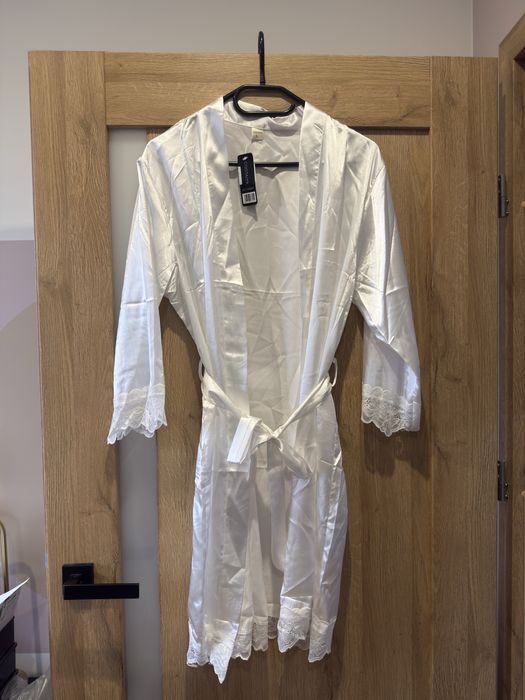 Biały, koronkowy szlafrok