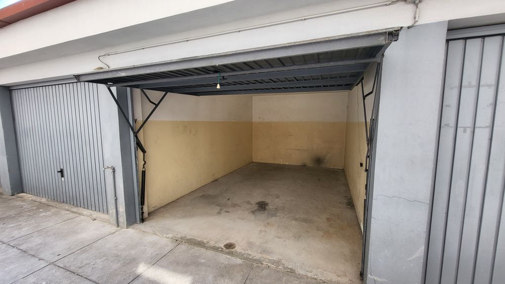 Aluguer garagem fechada rua caetano de melo -oliveira do douro