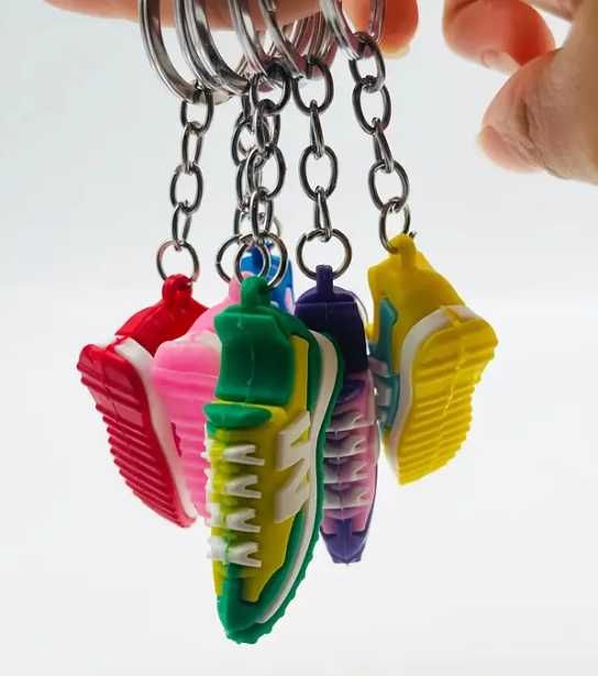 brelok do kluczy sneakersy