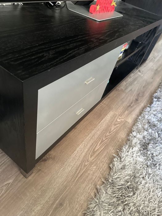 Vendo móvel de tv e cadeiras