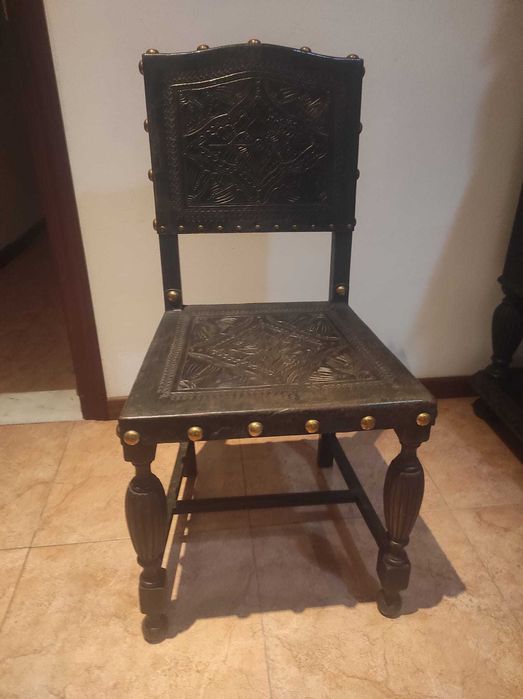 Conjunto mesa extensível e 8 cadeiras antigas