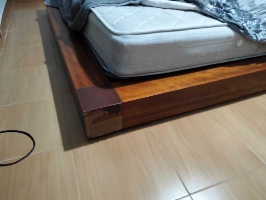 Vendo cama em cerejeira com estrado e mesas de cabeceira