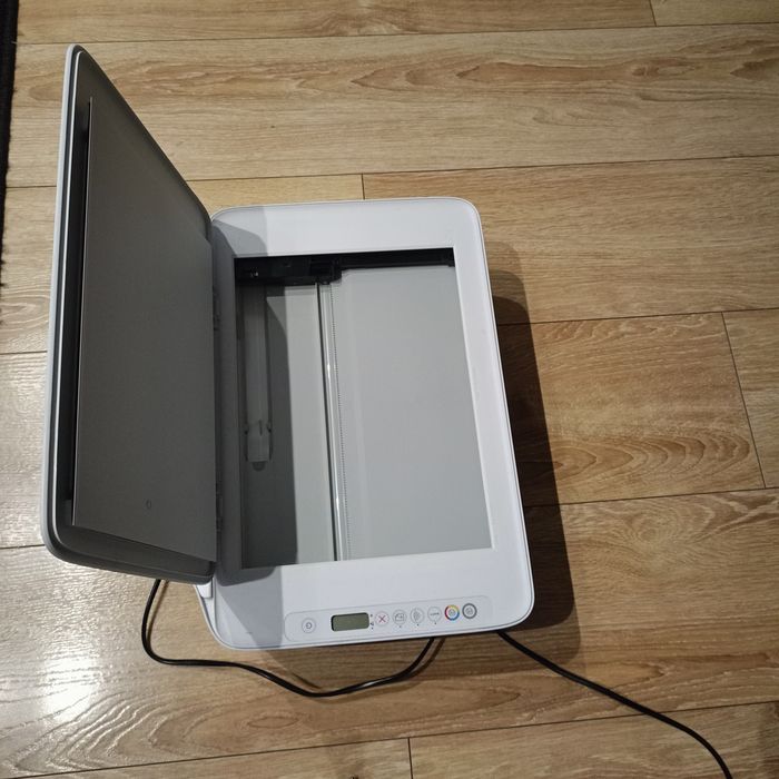 Drukarka HP 2710e używana nowe założone tusze  gratis papier
