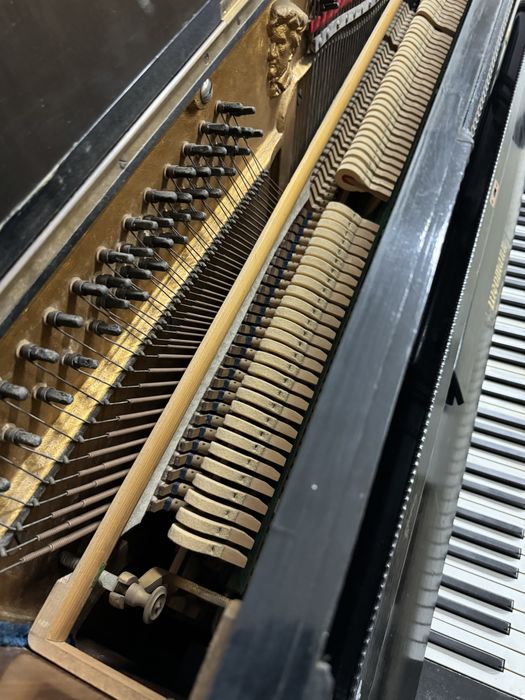 Piano LIEBMANN , com armação em ferro