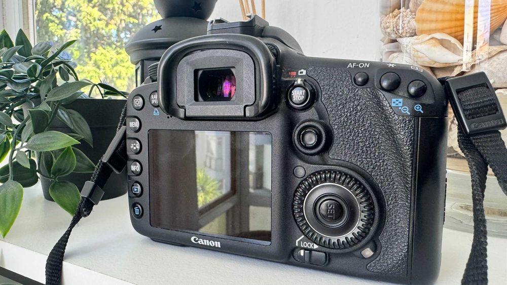 Canon EOS 7D + Objetiva 18-200 IS + Cartão Extreme 64GB