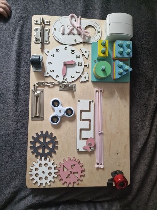 Drewniana Tablica manipulacyjna dla dziecka malucha z miejscem na Imię