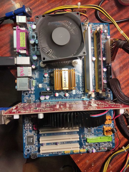 GIGABYTE GA-EP35-DS3L+ CPU Xeon E5450 3.0Ghz 4 ядра + 4GB DDR2 800