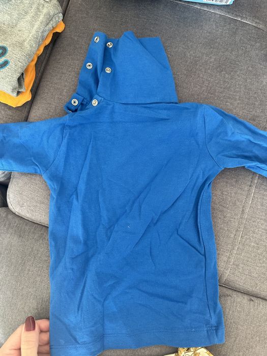 Niebieski golf dla chłopca dziecięcy zapinany