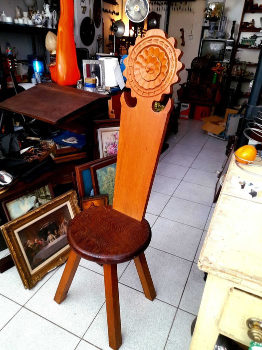 Cadeira antiga de madeira