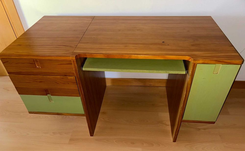 Secretária  para Estudo – Compacta, Estilosa e Funcional!