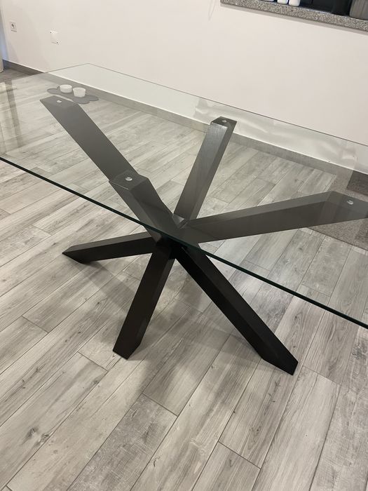 Mesa  de vidro e pernas de madeira  na cor nogueira