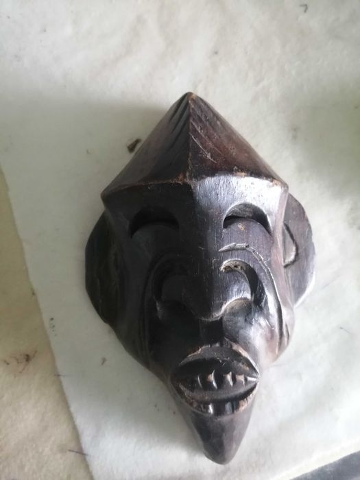 mascara de parede antiga em madeira