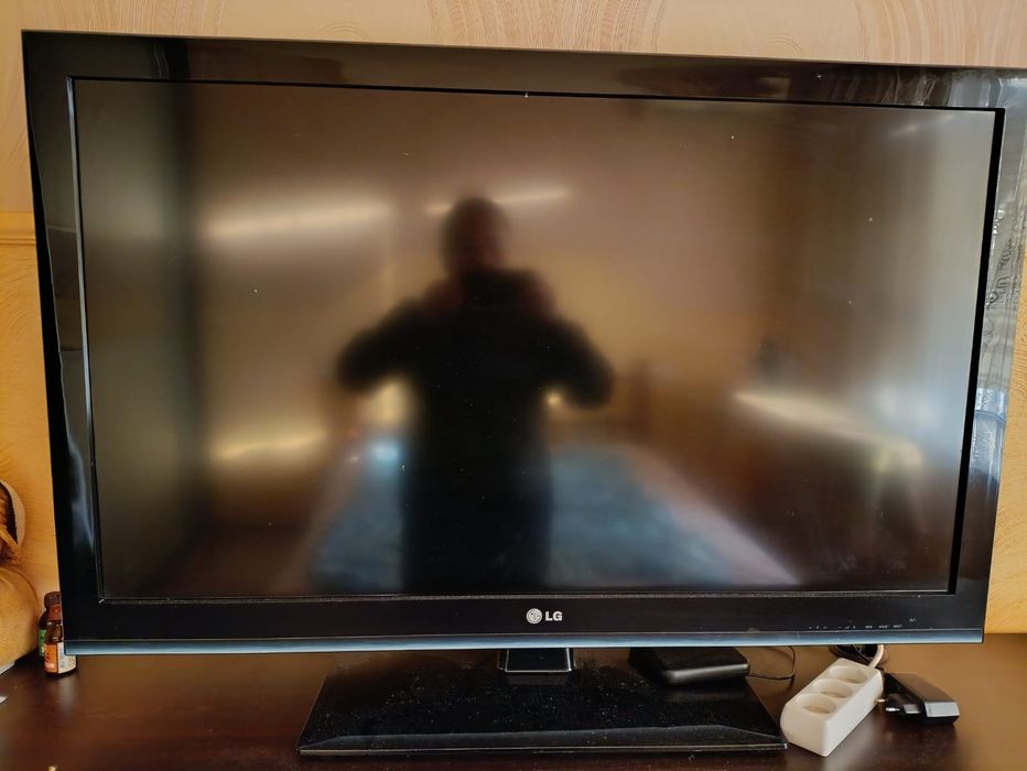Телевизор Lg 42 дюйма  + ТВ приставка на андроид