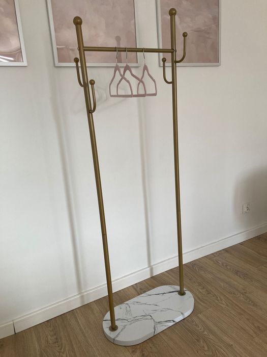 Wieszak na ubrania salon beauty