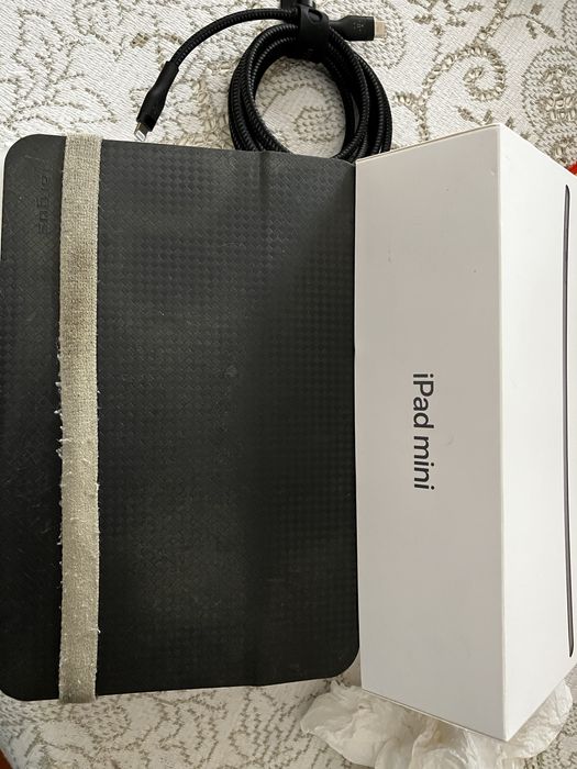 Ipad mini geração 5 com acessórios e capa dura