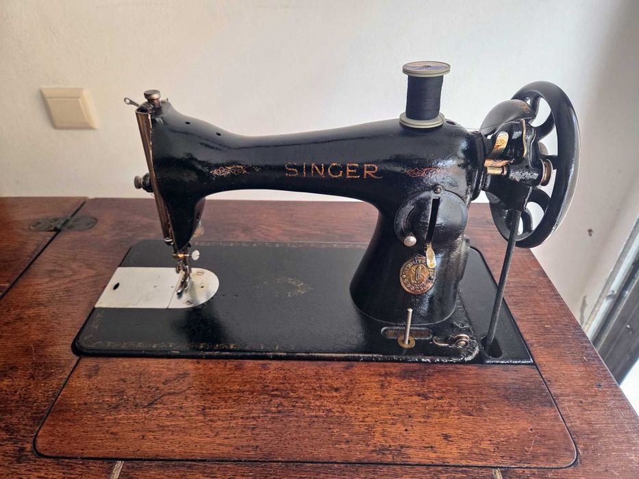 Máquina Costura Singer com Móvel