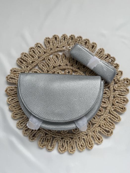 Srebrna torebka listonoszka eko skóra