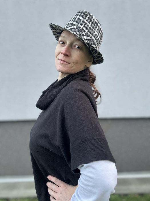 Kapelusz w biało- czarną kratę