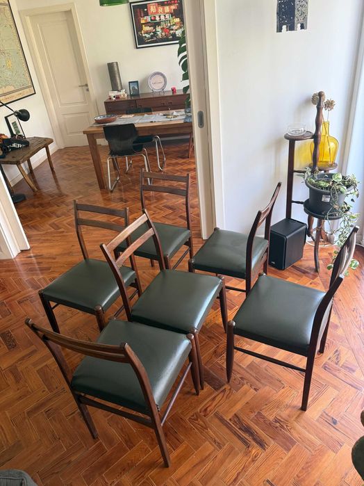Conjunto de seis cadeiras de jantar em madeira e couro.