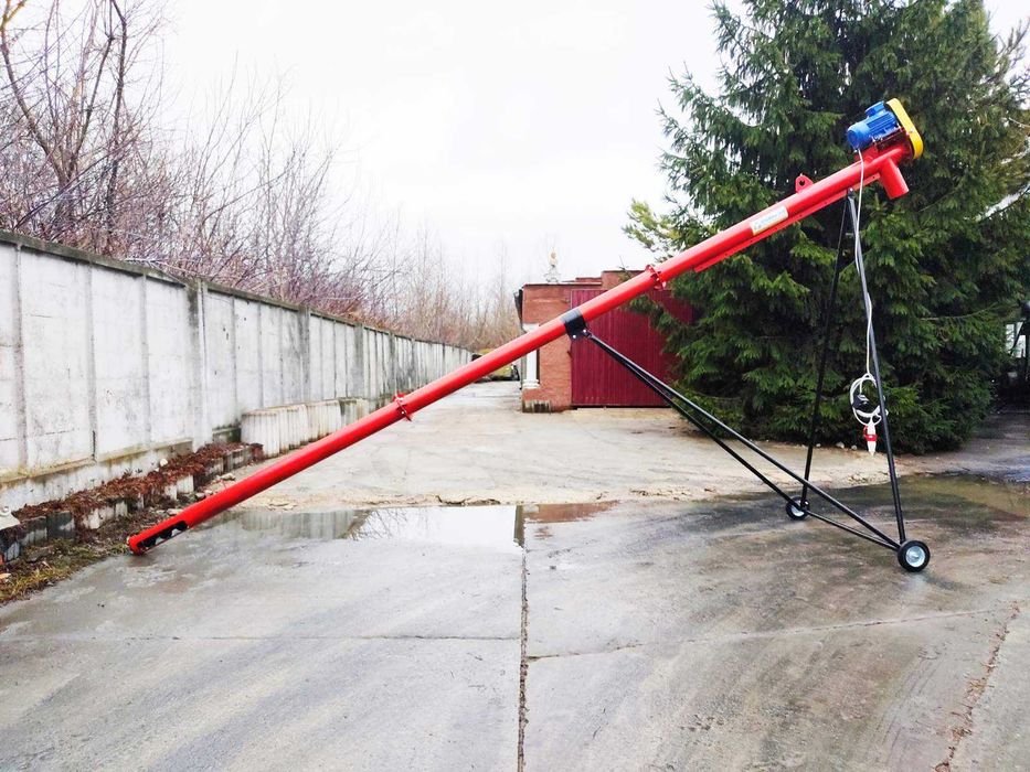 Шнековый погрузчик. Транспортер зерна. Винтовой конвейер. Шнек