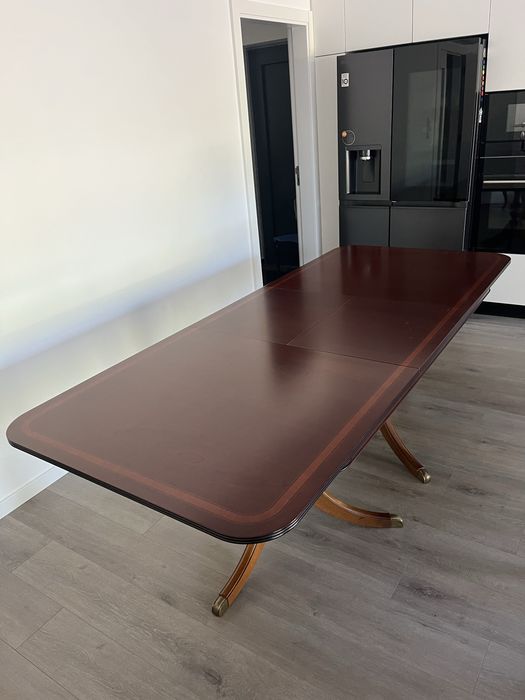 Mesa de madeira com 6 cadeiras