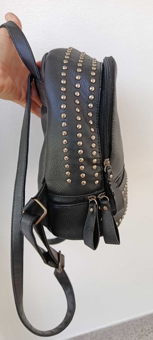 Mochila preta de mulher